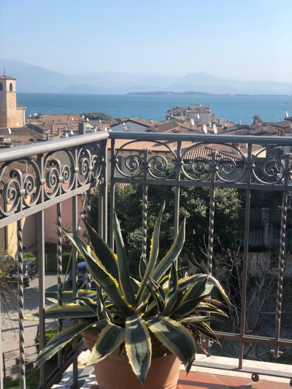 The Tower Of The Old King Bed & Breakfast Desenzano del Garda Bagian luar foto